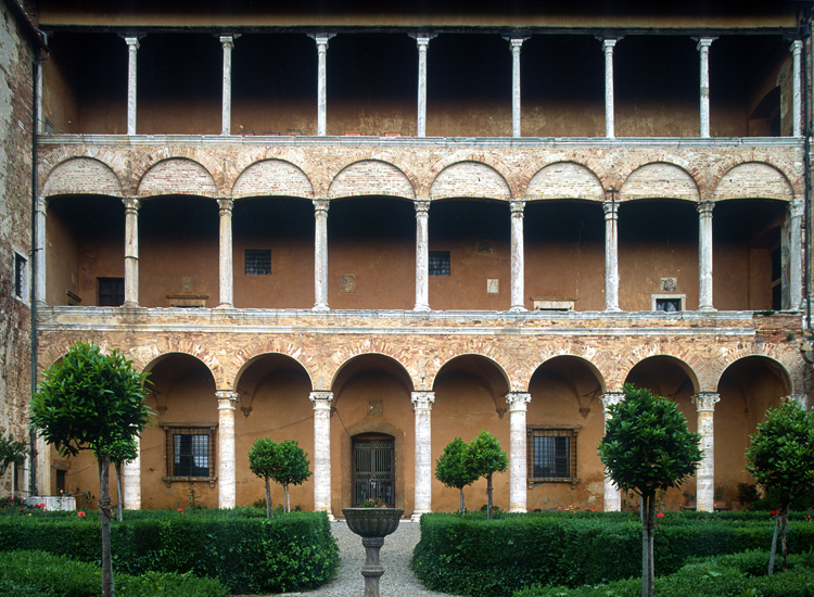 L’elegante loggia a tre ordini del palazzo Piccolomini, affacciata sul giardino all’italiana (Realy Easy Star)